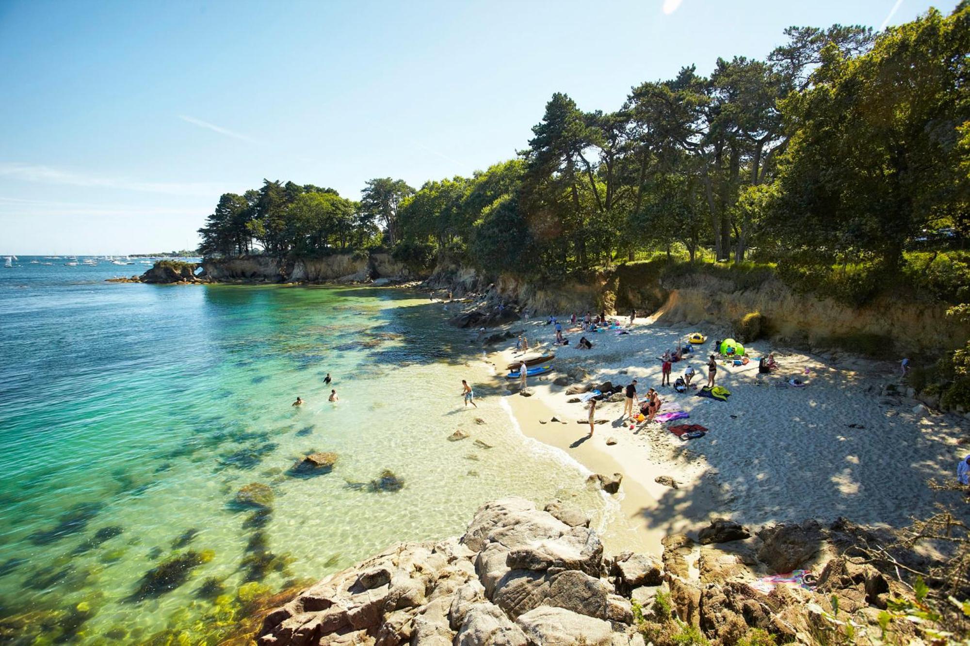 Maison Bretonne Typique Des Oiseaux A Beg Meil Holiday home *