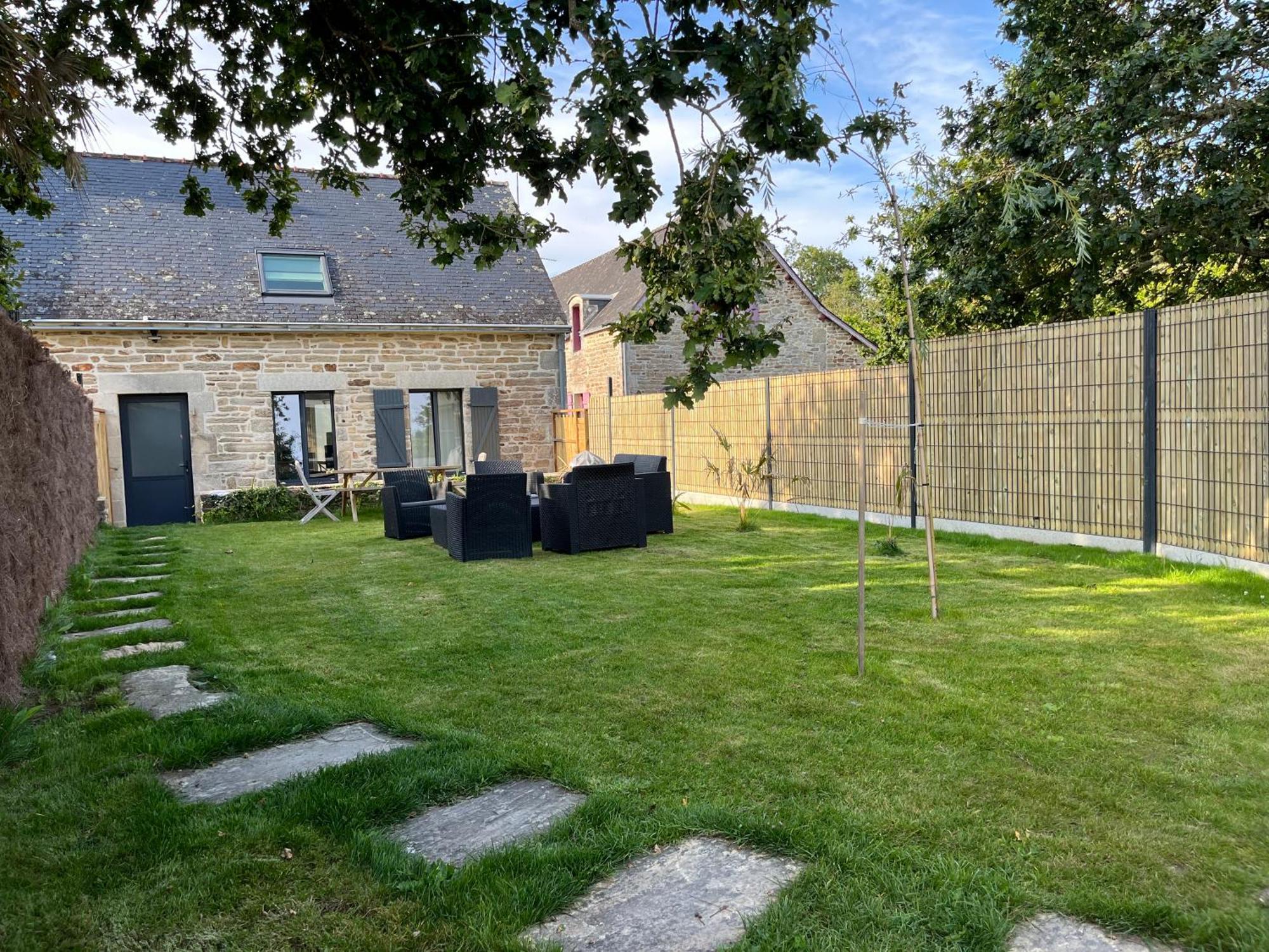 Maison Bretonne Typique Des Oiseaux A Beg Meil * Fouesnant